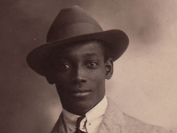 Gedichtenbundel Anton de Kom vanaf vandaag in de winkels