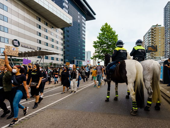 Hoe reageert de Nederlandse politie op de dood van George Floyd?