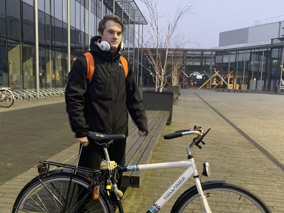 Trampolinespringer op stadsfiets door Nederland