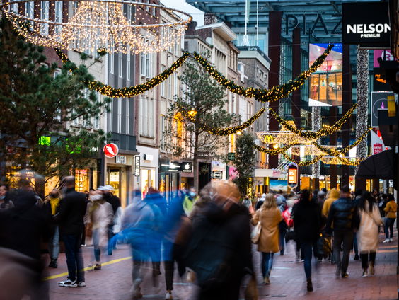 Je kind droppen bij de stadsoppas, terwijl je zelf gaat shoppen. Moeten we dat wel willen?