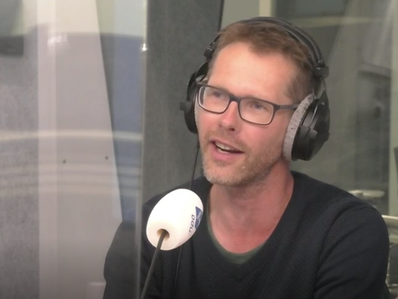 Jeroen Advocaat beeld met zandsculpturen Pearl Harbour uit