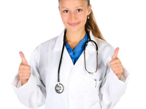 Het kabinet zou ook oud-zorgmedewerkers kunnen verplichten om bij te springen in ziekenhuizen en andere zorginstellingen.