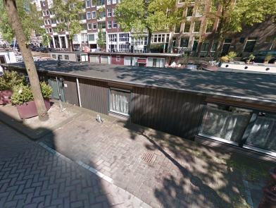 Wie is verantwoordelijk voor schadelijke paaltjes op parkeerplaats?