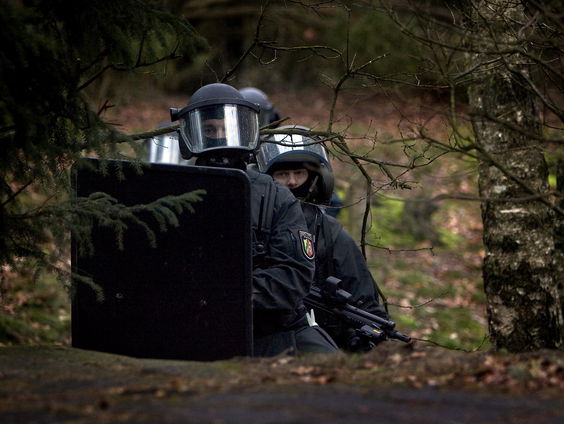 Duitse politie onderzocht op extreem-rechts netwerk