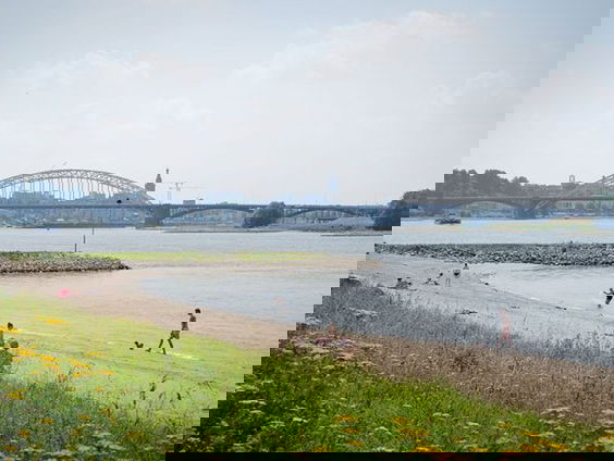 Nijmeegse student Laura Stalenhoef is tegen de nachtsluiting van het Waalstrand