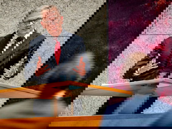 Biddend door de Tweede Kamer