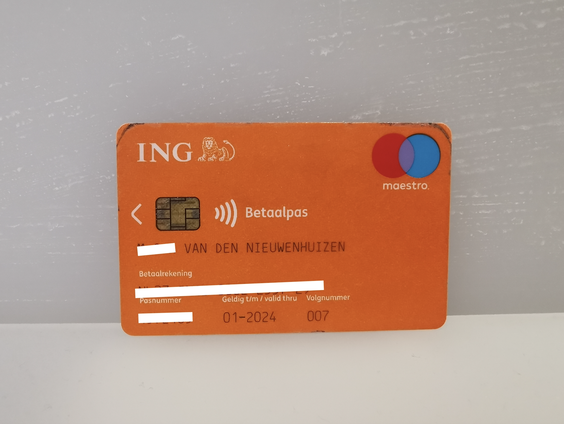 De pinpas van Madeleijn van den Nieuwenhuizen in het Museum van de Democratie