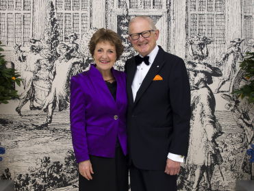 Koningshuis-verslaggever Pieter Klein Beernink van de Telegraaf over het 50-jarig huwelijksjubileum van P ...