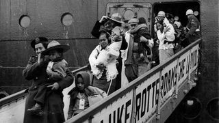 Oud-premier Van Agt vroeg koning excuses te maken aan Molukkers in Nederland