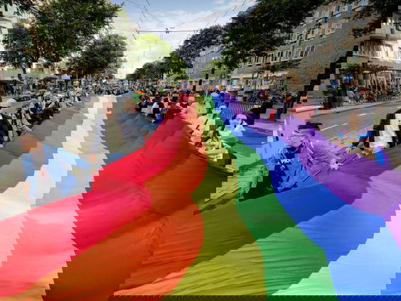 Woke-jongeren strijden met het mes tussen de tanden