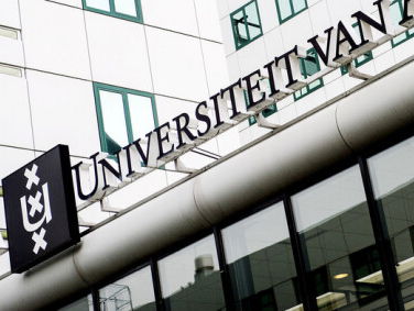 'Universiteiten geven teveel les in het Engels'