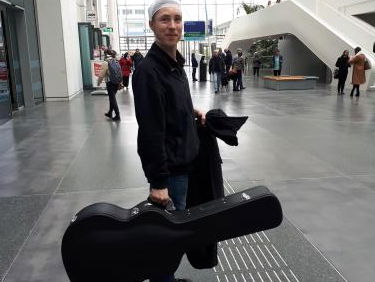 Jelle van Tilburg speelde gitaar tijdens zijn hersenoperatie