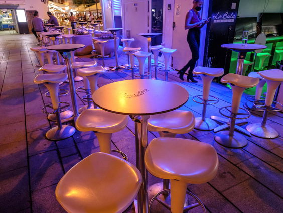 Toeristenbranche worstelt met veranderlijke reisadviezen