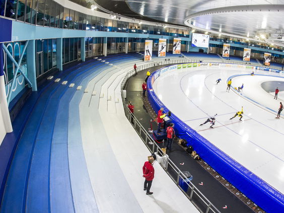NK schaatsen in leeg Thialf: 'Magische gevoel is er nu niet'