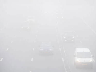 Dichte mist hindert verkeer