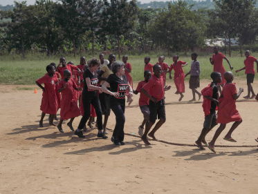 Hedy D'Ancona en Hanneke Groenteman waren voor War Child in Oeganda