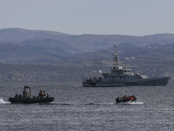 Hoe Frontex zelf de grens over gaat