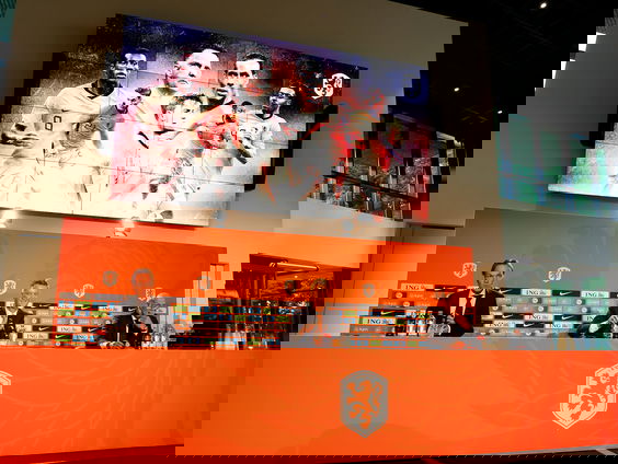 Van Gaal begint aan derde termijn bij Oranje: 'Hij was er weer, kwetsbaar maar ook scherp'