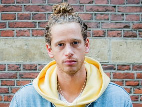 Roelof de Vries interviewt cabaretier Patrick Laurey