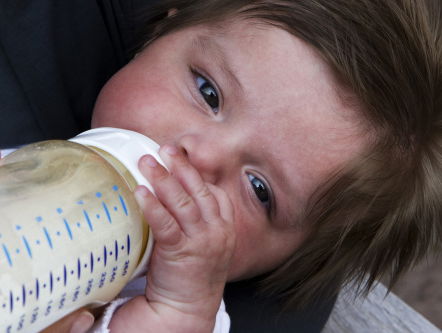 Feit of fictie: Is borstvoeding beter dan babymelk?