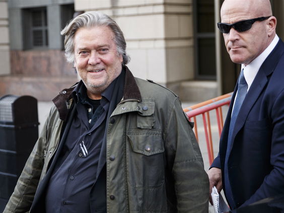 Stak Steve Bannon geld voor de Mexicaanse muur in eigen zak?