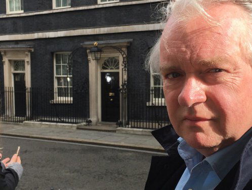 May verliest meerderheid, Brexit-onderhandelingen onder druk