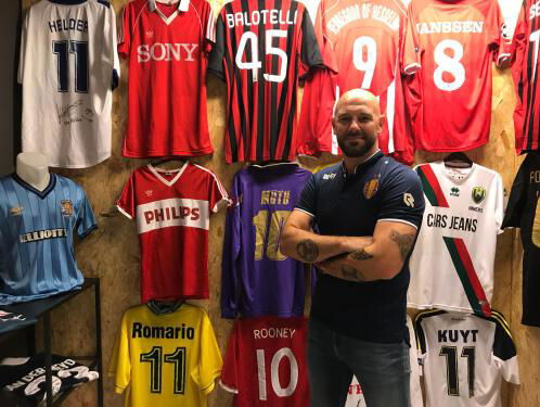 Honderden voetbalshirts met een verhaal