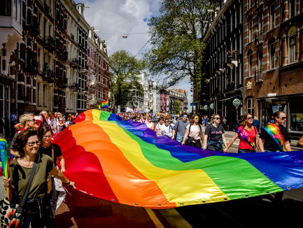 Nederlanders denken steeds positiever over lhbt'ers