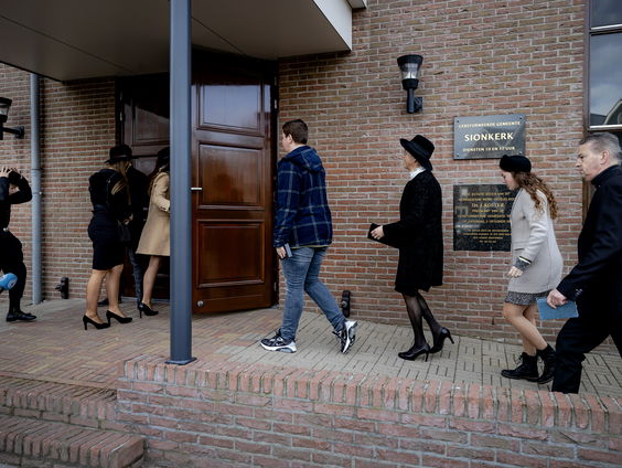 Stand.nl: De overheid moet optreden tegen volle kerken