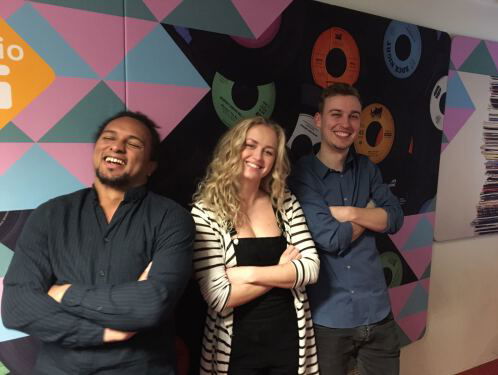 Patricia van Haastrecht staat met één been achter de microfoon en met de andere in het theater