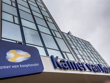 Het is druk bij de helpdesk van de Kamer van Koophandel