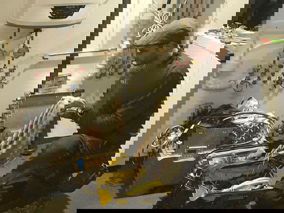 Voor de klas staan én werken in de praktijk: waarom 'hybride docenten' een uitkomst zijn in de techniek