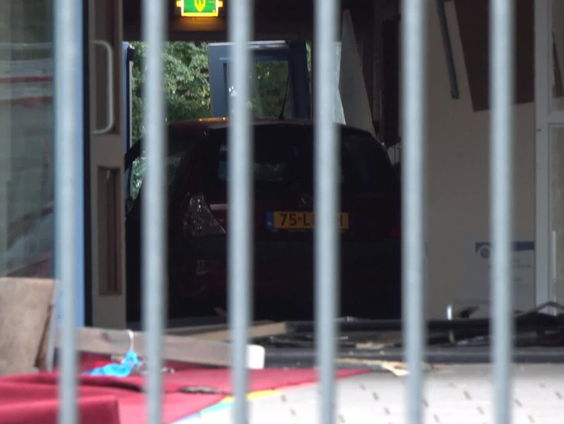 Vader van leerling rijdt opzettelijk school binnen