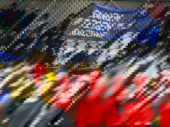 Voetbaltrainer Moniz reageert op racisme-rel