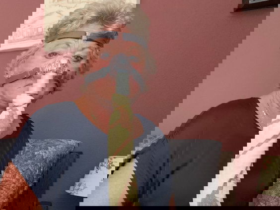 Mary Schaars kan niet slapen zonder apneu-apparaat en blijft het gebruiken ondanks terugroepactie