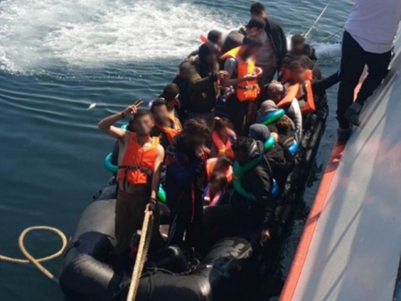 Urker Vissers redden vluchtelingen voor de Britse kust