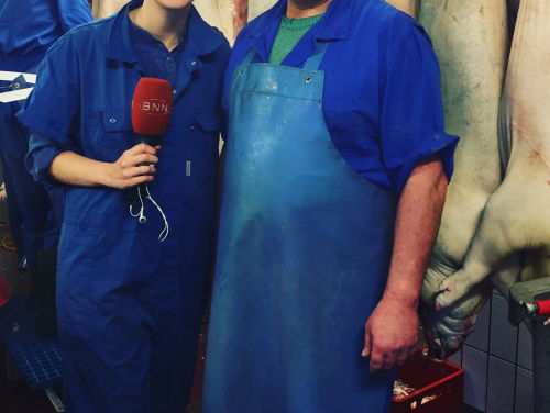 Noortje zoekt uit hoe het er in slachthuizen in Nederland aan toe gaat.