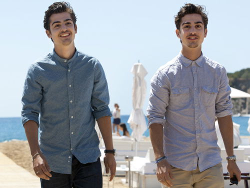 Marius en Jasper Gottlieb (bekend van SpangaS) presenteren jongerenherdenking