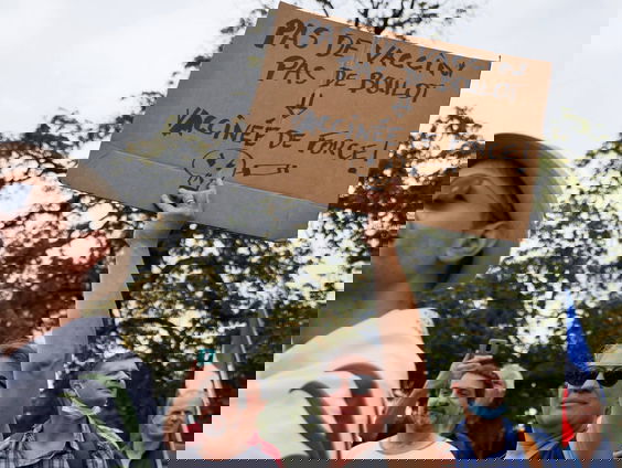 In Frankrijk, Italië en Slovenië wordt de druk op niet-gevaccineerden opgevoerd