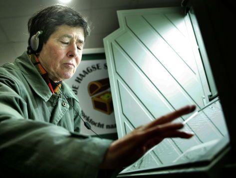 Mag je een blinde in het stemhokje helpen?