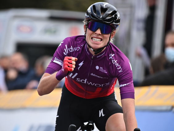 Sportforum; Demi Vollering bewijst de toekomst van het wielrennen een goede dienst