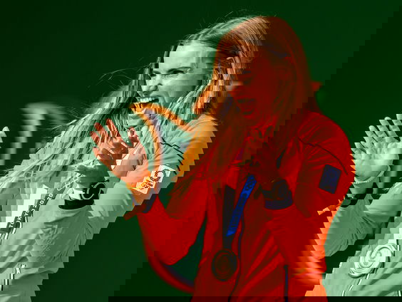 Olympic Festival: Marit Bouwmeester zingt Friese volkslied mee (wat kan ze zeilen hè)