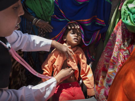 Tropenarts houdt een spiegel voor