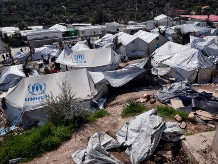 Honderden vluchtelingen uit overvol Grieks kamp overgeplaatst