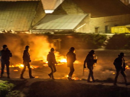 Migrantenkamp bij Duinkerke brandt af na rellen