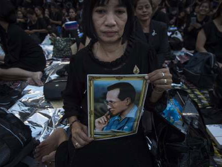Honderdduizenden Thai bij uitvaart koning Bhumibol: 'Hij heeft een plekje in mijn hart gekregen'