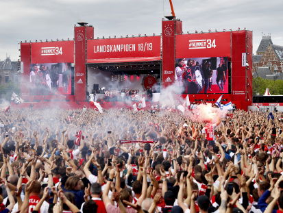Uitzinnig Museumplein viert feest met Ajax