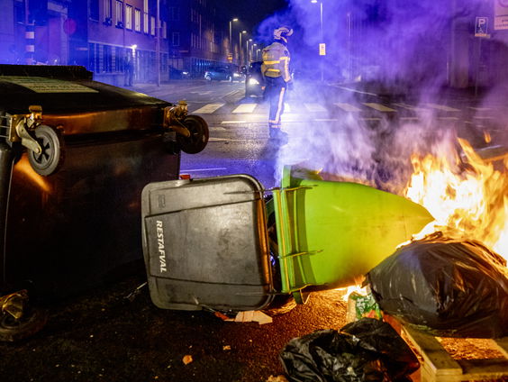 Wat is er aan de hand met de rellende jongeren?