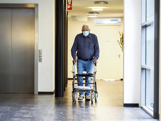 Coronavirus drukt op de ouderenzorg: 'Minder douchen en minder tijd voor persoonlijke aandacht'