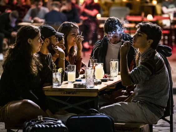 Stand.nl: De eerstvolgende versoepelingen moeten gericht zijn op jongeren